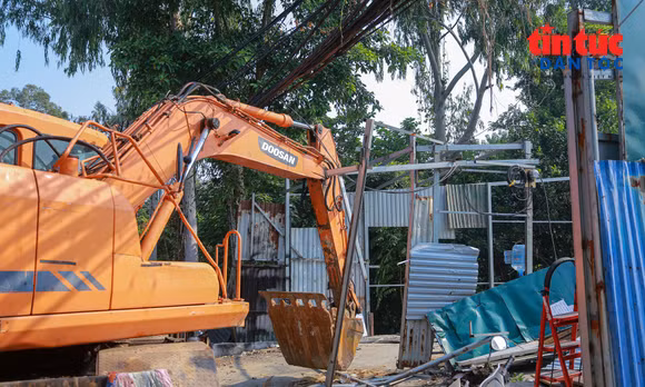 UBND phường Đại Mỗ tháo dỡ loạt nhà xưởng trái phép ven sông Nhuệ
