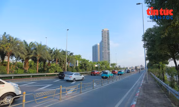 Ngày đầu thí điểm, biển khoảng cách trên cầu Nhật Tân đã được dỡ bỏ