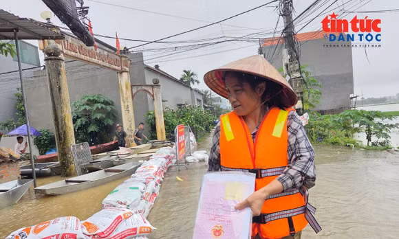 Nước sông Bùi dâng, người dân ngoại thành Hà Nội vật lộn trong vùng ngập