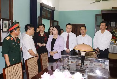 Đoàn Quốc hội dâng hương tưởng niệm Chủ tịch Hồ Chí Minh ảnh 1