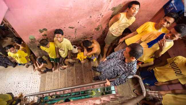 Cuộc sống chen chúc trong nhà tù quá tải ở Philippines ảnh 5