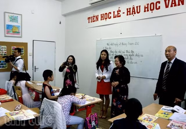 Người Việt ở Séc phát động ủng hộ biển đảo và học sinh miền núi ảnh 2