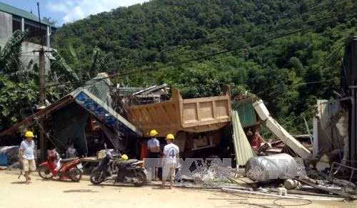 Xe tải đâm sập nhà hàng, hai mẹ con thương vong ảnh 1