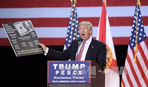 Ông Trump bất ngờ dẫn trước bà Clinton ảnh 1