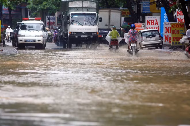 Mưa lớn gây ngập lụt nhiều tuyến phố Yên Bái ảnh 6