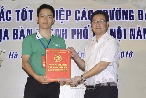 Hà Nội vinh danh các thủ khoa xuất sắc ảnh 2