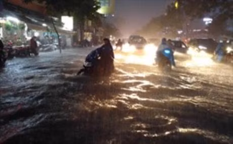 TP.HCM: Mưa lớn kéo dài gây nhiều thiệt hại ảnh 1