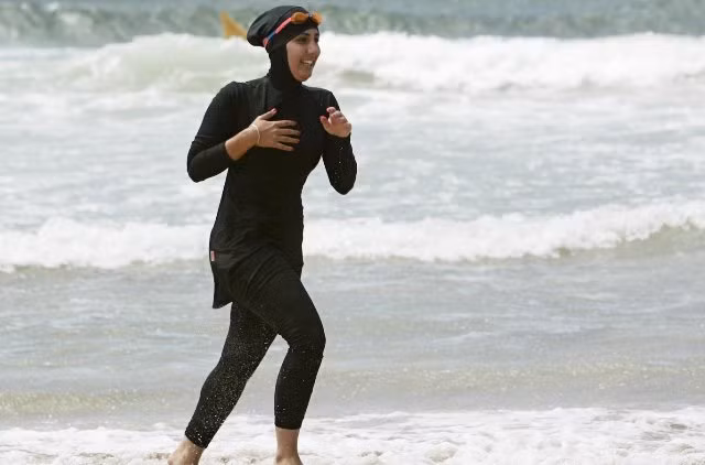 Pháp hoãn lệnh cấm mặc đồ bơi burkini của người Hồi giáo ảnh 1