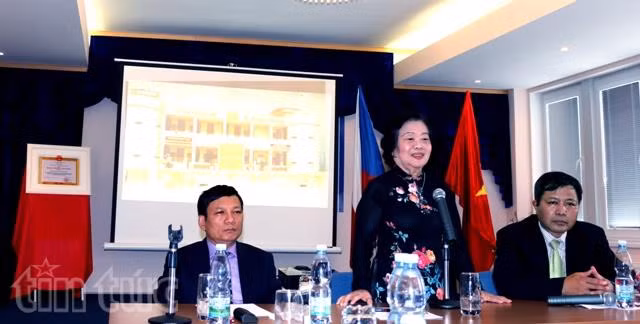 Người Việt ở Séc phát động ủng hộ biển đảo và học sinh miền núi ảnh 1