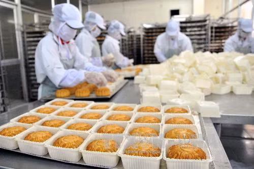 Doanh nghiệp bánh trung thu “bung hàng” hút khách ảnh 1