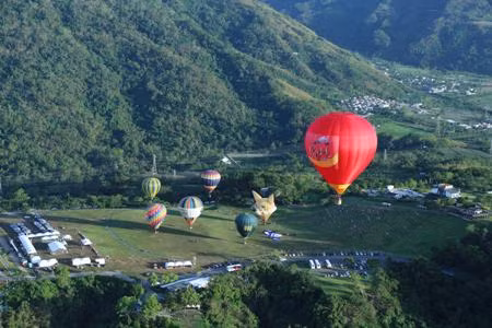 Cùng Vietjet mang chăn ấm đến Mộc Châu, vui lễ hội khinh khí cầu ảnh 1