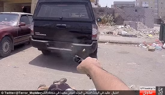 Kinh hoàng cảnh tay súng IS bắn thẳng đầu "chỉ huy quân đội" Yemen ảnh 2