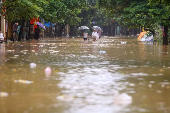 Mưa lớn gây ngập lụt nhiều tuyến phố Yên Bái ảnh 3