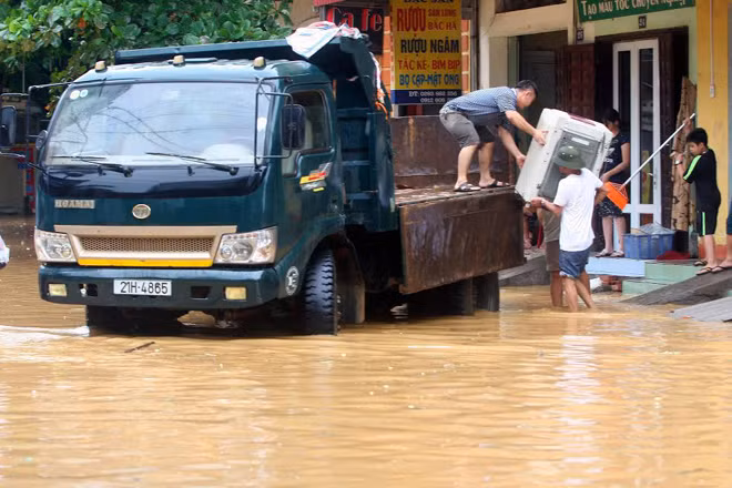 Mưa lớn gây ngập lụt nhiều tuyến phố Yên Bái ảnh 9
