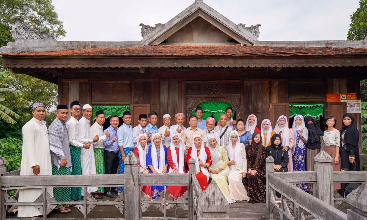 Nét đẹp trang phục truyền thống của người Chăm Islam