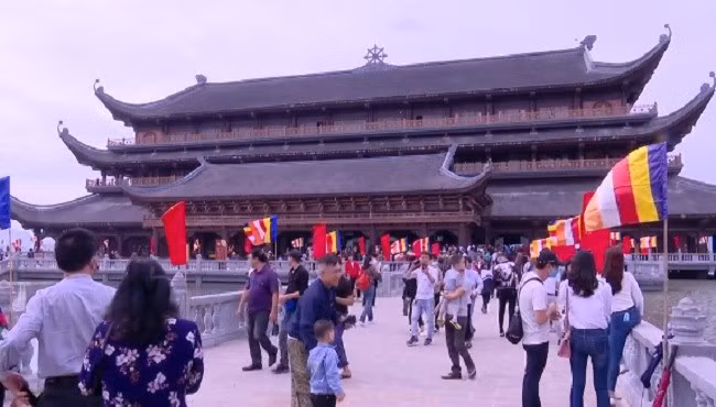 Du lịch tâm linh, lễ hội đầu năm hút khách