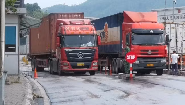 Nhiều cửa khẩu tạm dừng thông quan hàng hóa dịp Tết