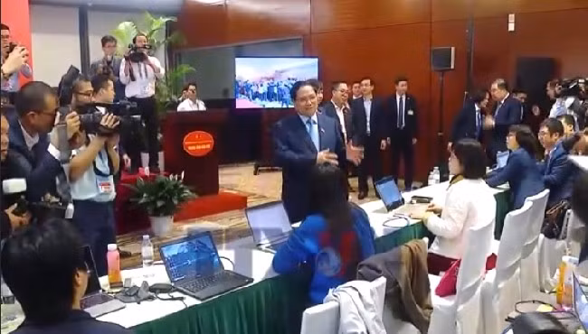 Thủ tướng thăm Trung tâm Báo chí Đại hội XIV của Đảng