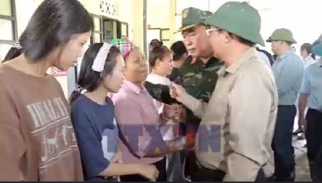Phó Thủ tướng chia sẻ mất mát với bà con Mường Than