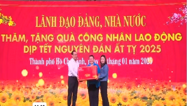Bí thư Thành ủy TP Hồ Chí Minh trao quà Tết đến công nhân, lao động