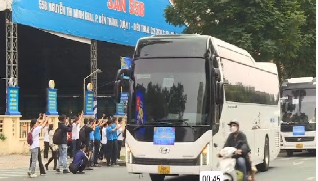 Chuyến xe mùa xuân đưa hàng trăm gia đình công nhân về quê đón Tết
