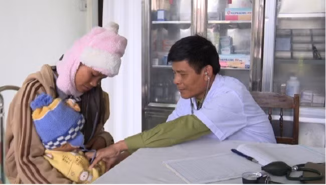'Thầy thuốc quân hàm xanh' sáng đẹp trong lòng dân