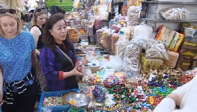 Sức mua hàng Tết khả quan hơn