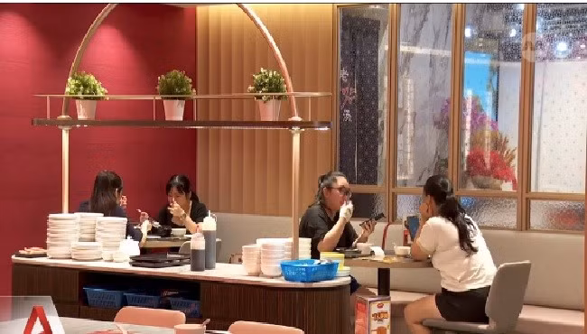 Lượng đặt chỗ bữa cơm tất niên tại nhà hàng ở Trung Quốc tăng vọt
