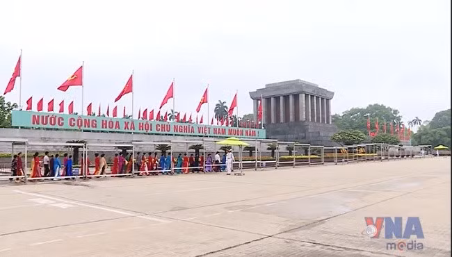 Tạm dừng tổ chức vào Lăng viếng Chủ tịch Hồ Chí Minh