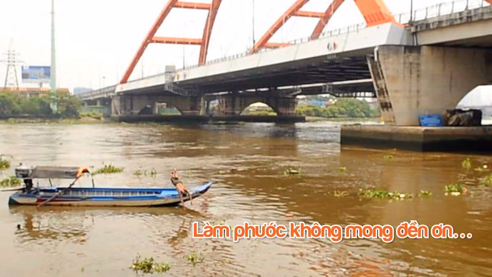 Cuộc sống của vợ chồng “hiệp sĩ” trên chiếc ghe gỗ cũ kỹ dưới chân cầu Bình Lợi đã hơn 40 năm qua.