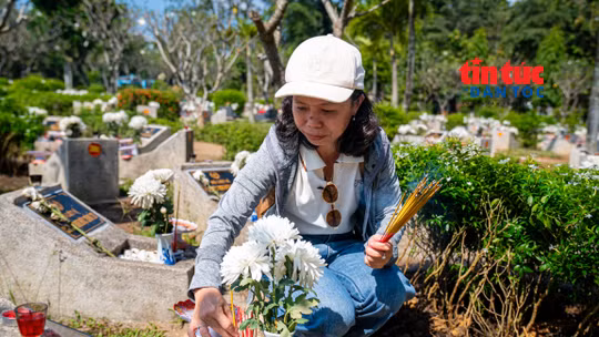 Người dân thành kính dâng hương tưởng nhớ liệt sĩ tại TP Hồ Chí Minh