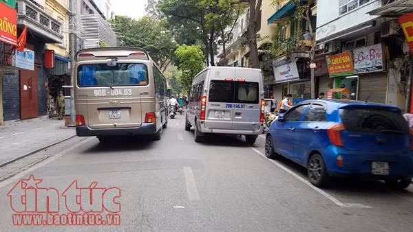 Phố cổ Hà Nội: 'Bát nháo' xe hợp đồng đón trả khách du lịch ảnh 2