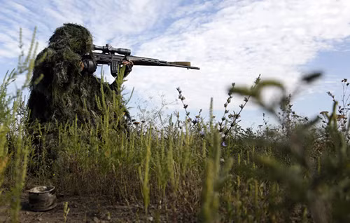 Ukraine tuyển mộ nữ xạ thủ nước ngoài tham chiến tại Donbass? ảnh 1