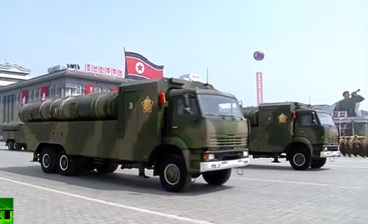 Triều Tiên diễu binh rầm rộ, phô trương dàn vũ khí ảnh 8