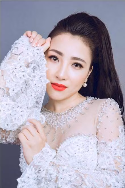 Dừng cuộc chơi Thần tượng Bolero, Yên Hà vẫn 'được' rất nhiều ảnh 1