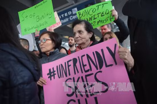 Công ty mẹ United Airlines thiệt nặng vì vụ lôi hành khách gốc Việt ảnh 1