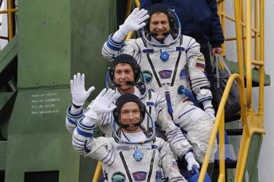 Sau gần 6 tháng trên ISS, 3 phi hành gia đã trở về Trái Đất ảnh 1