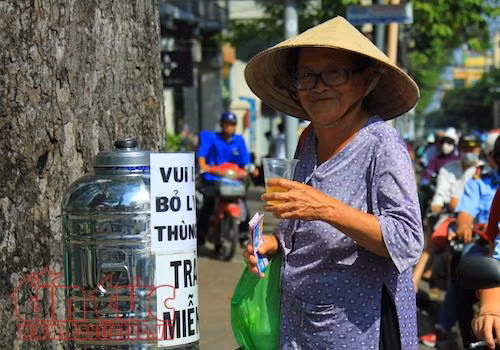 ‘Trà đá miễn phí’ dịu mát lòng người Sài Gòn dưới cái nóng 38 độ C ảnh 1