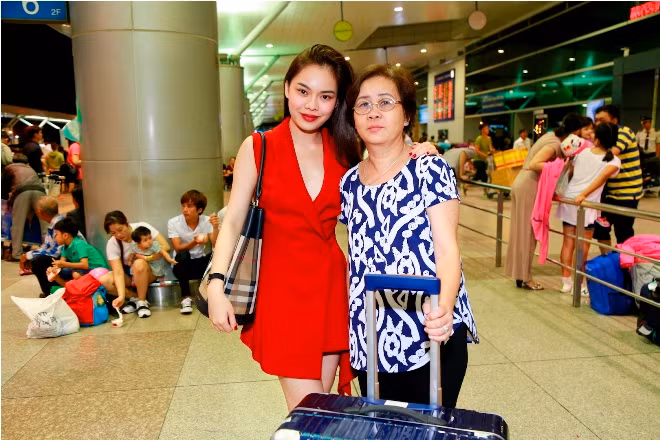 Giang Hồng Ngọc váy đỏ rực rỡ đi lưu diễn cùng Phi Nhung ảnh 6