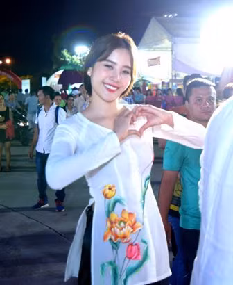 Nam Em thân thiết với Kyo York tại Festival Đờn ca tài tử lần II ảnh 3