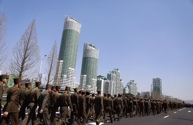 Bất chấp tàu sân bay Mỹ tới răn đe, ông Kim Jong-un vẫn cười rạng rỡ tham gia sự kiện ảnh 8