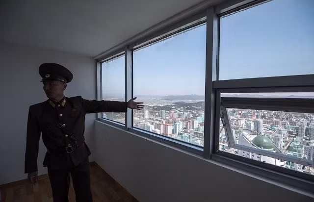Bất chấp tàu sân bay Mỹ tới răn đe, ông Kim Jong-un vẫn cười rạng rỡ tham gia sự kiện ảnh 5