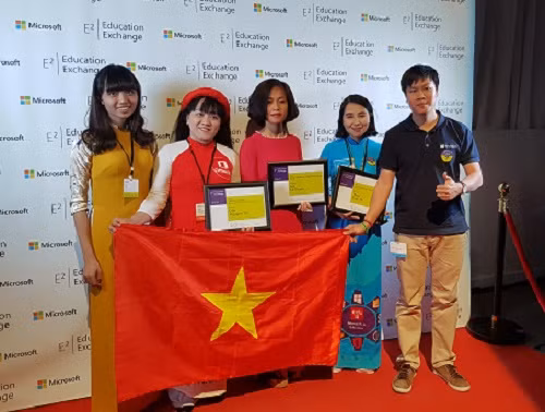 Cờ Việt Nam liên tục tung bay trong lễ vinh danh tại Diễn đàn Giáo dục toàn cầu ảnh 1