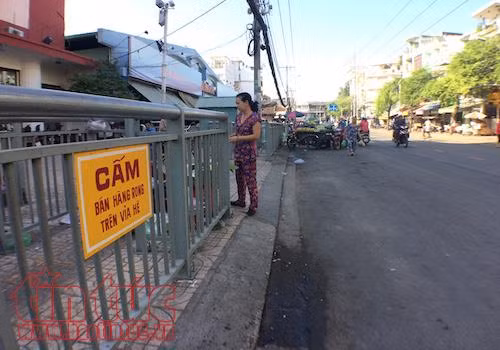 Băng rôn tuyên truyền, biển báo cấm 'thất thủ' với buôn bán, hàng rong ảnh 4