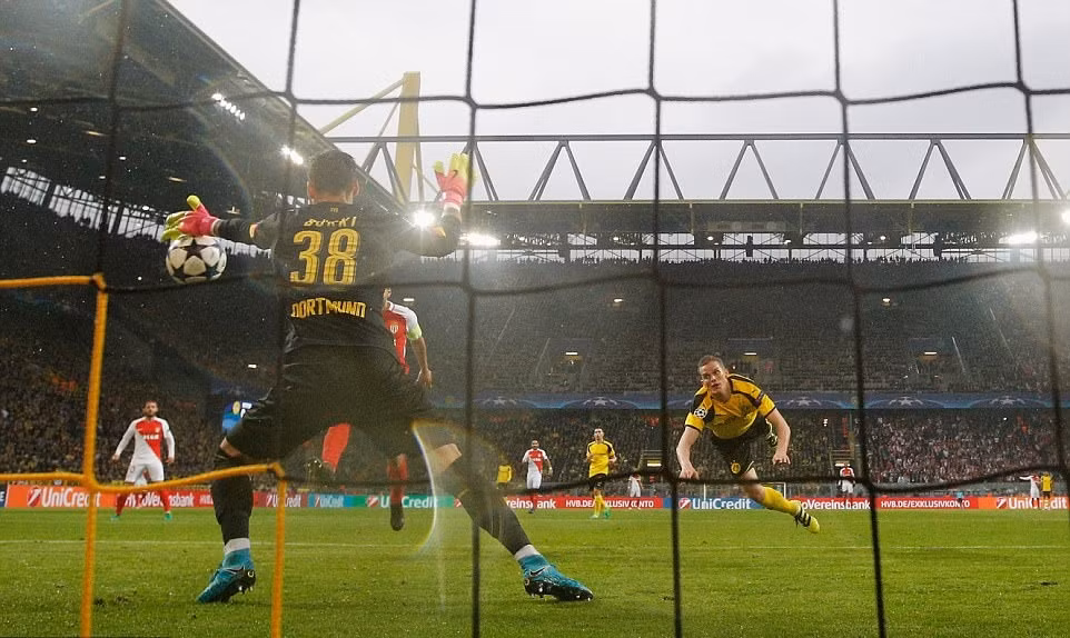 Borussia Dortmund bại trận sau chưa đầy một ngày vụ nổ bom xe buýt ảnh 5