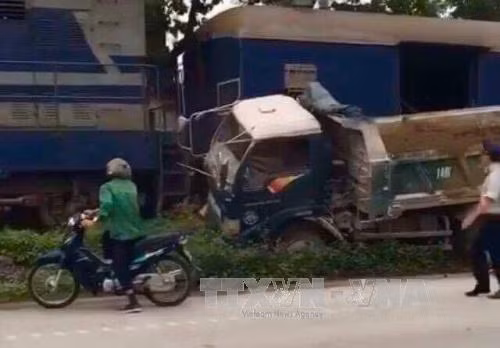 Tàu hoả đâm trực diện xe tải, lái xe nguy kịch ảnh 1