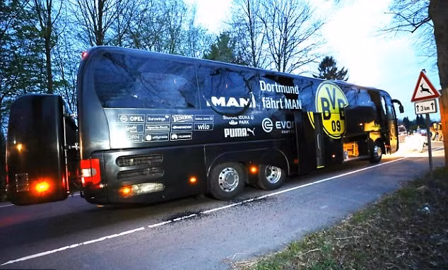 Marc Bartra phải phẫu thuật cổ tay, các cầu thủ Borussia Dortmund vẫn chưa hết sốc sau vụ nổ xe buýt ảnh 1