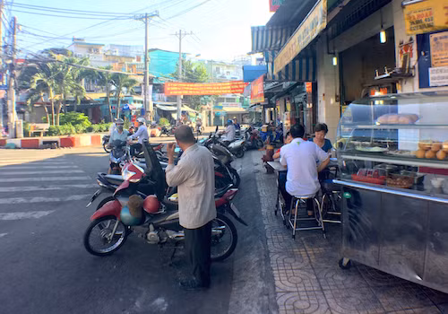Băng rôn tuyên truyền, biển báo cấm 'thất thủ' với buôn bán, hàng rong ảnh 2