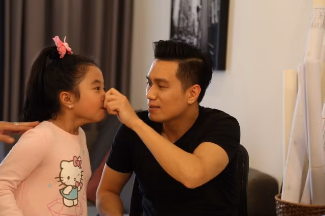 Việt Anh làm ông bố đơn thân trong phim sitcom 'Cư dân thông thái' ảnh 2