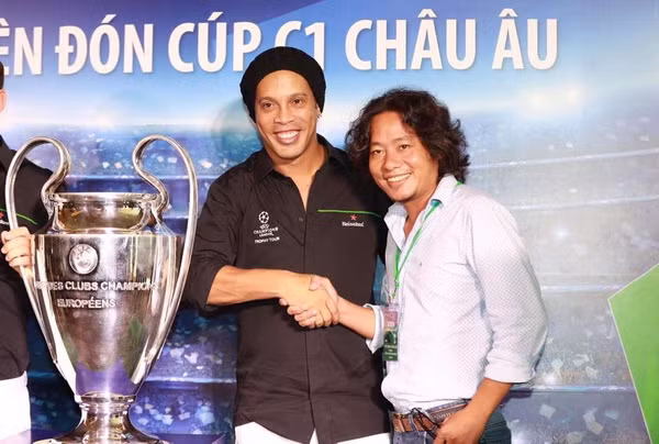 Cựu danh thủ Ronaldinho: 'Tôi yêu Việt Nam và cầu nguyện cho Barca' ảnh 1